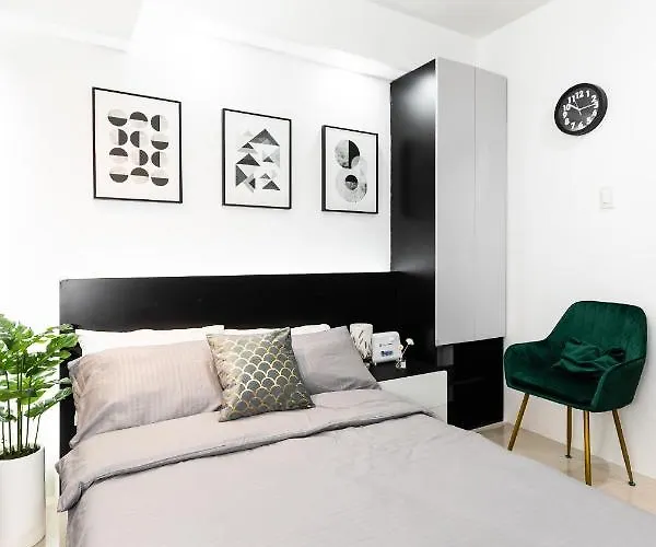 Brandnew Modern Studio Unit W/ Netflix - Persimmon * セブ市